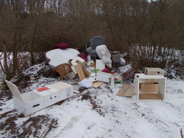 POL-FL: Westerholz: Illegale Müllentsorgung beim Campingplatz (Foto)