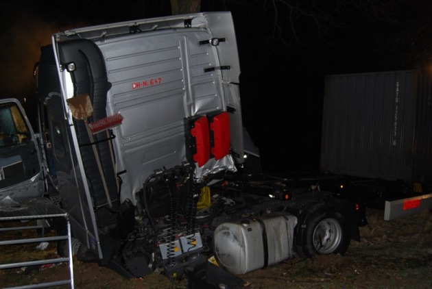 POL-HI: Elze - LKW fährt gegen Baum, hoher Sachschaden, B 1 voll gesperrt