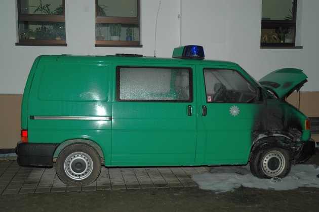 POL-GOE: (167/2008) Erneut Brandanschlag auf Polizeifahrzeug verübt - VW Bus der Bundespolizei beschädigt
