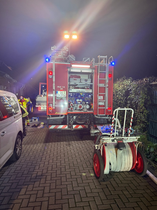 FW-DO: Brand in 2 Familienhaus - Haus vorübergehend unbewohnbar