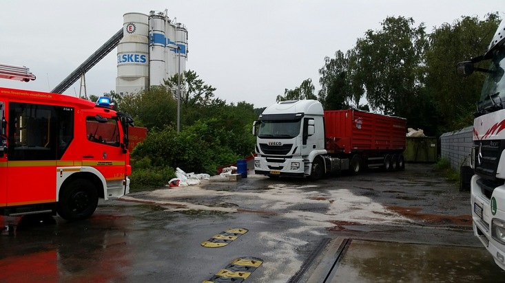 FW-MH: LKW-Tank aufgerissen: Rund 200 Liter Dieselkraftstoff ausgetreten