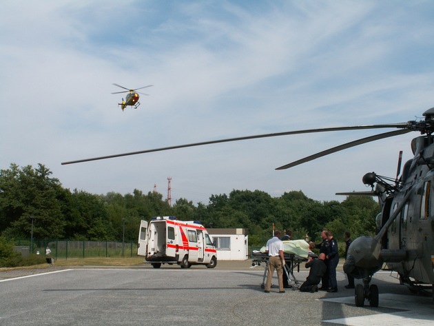 Marineflieger retten Brand-Verletzten auf der Elbe