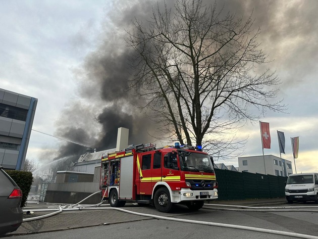 FW-DO: Großbrand am Sonntagmorgen - Lagerhalle in Dortmund-Aplerbeck steht in Vollbrand
