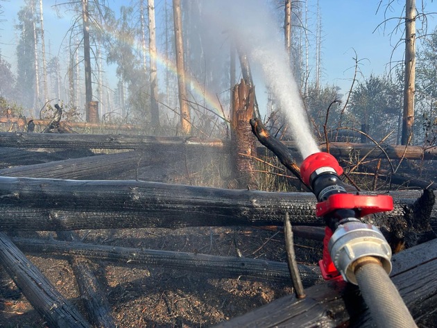 FW Kreis Soest: Zweite Folgemeldung zum Waldbrand in Möhnesee: Brand unter Kontrolle - Löscharbeiten dauern an