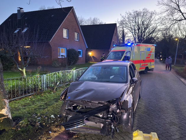 FW-AUR: In Wohngebiet mit Baum kollidiert