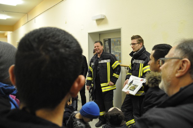 FW-KLE: &quot;Brandschutz in Arabisch&quot; / Gemeinsames Projekt der Freiwilligen Feuerwehr Bedburg-Hau und AIK