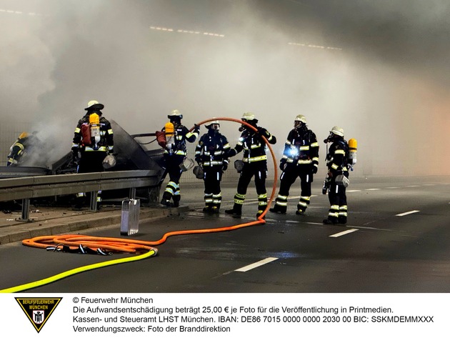 FW-M: Pkw brennt im Innsbrucker- Ring-Tunnel - Westr&ouml;hre stundenlang gesperrt (Berg am Laim)