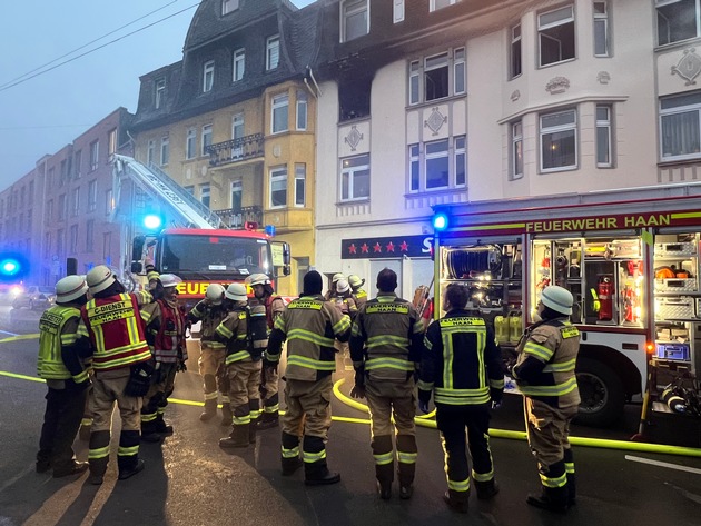 FW-HAAN: Wohnung brennt an der Bahnhofstraße aus - eine Verletzte