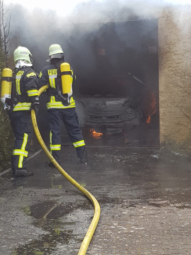FW Lügde: Garagenbrand mit PKW fordert Feuerwehr