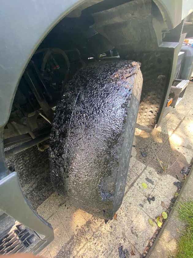 POL-WHV: Polizei untersagt Sattelzügen die Weiterfahrt, da die Reifen mit Bitumen verklebt waren, und leitet Verfahren ein (mit Bildern)