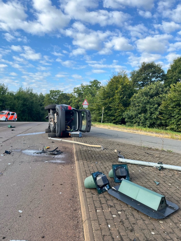 POL-DU: Friemersheim: Mann baut Unfall, leistet Widerstand und zerstört Polizeiinventar