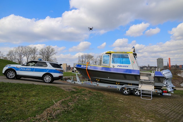 POL-DU: Duisburg: Neue Geländewagen mit trailerbarem Boot für die Wasserschutzpolizei NRW