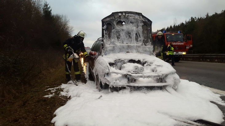 FW-AR: Feuerwehr muss brennenden PKW auf A 46 einschäumen