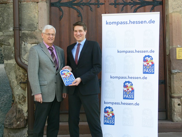 POL-HR: Nordhessen: Homberg wird KOMPASS-Kommune; Polizeipräsident überreicht KOMPASS-Begrüßungsschild