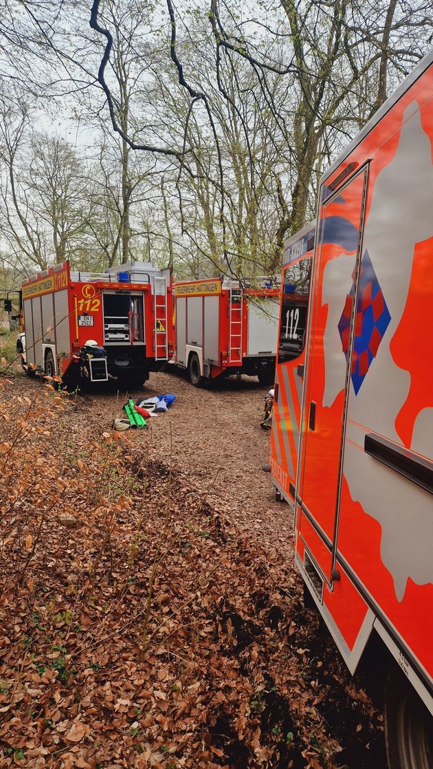 FW-EN: Spaziergängerin stürzt 30 Meter einen Abhang herunter - Aufwändiger Rettungseinsatz für die Feuerwehr Hattingen
