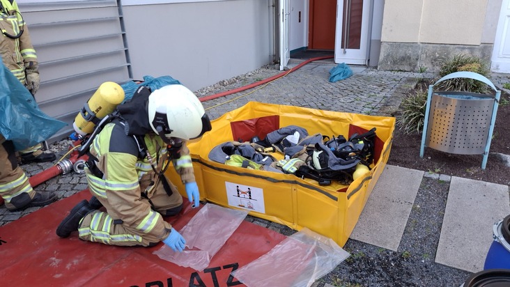 FW Dresden: ABC-Einsatz in einem Labor - Flüssigkeit tritt aus