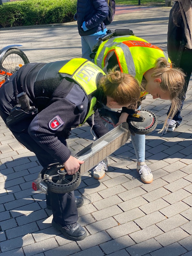 POL-OS: Quakenbrück: Barfuß mit Badeschlappen und Kopfhörern auf frisiertem E-Scooter unterwegs