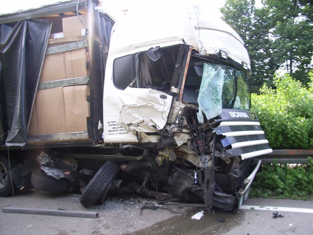 POL-HI: Schwerer Lkw-Unfall auf der Autobahn bei Bockenem Wie durch ein Wunder wurde niemand verletzt