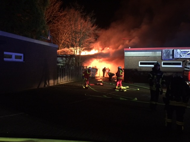 FW-MH: Feuer in einer Grundschule zerstört Klassenräume.