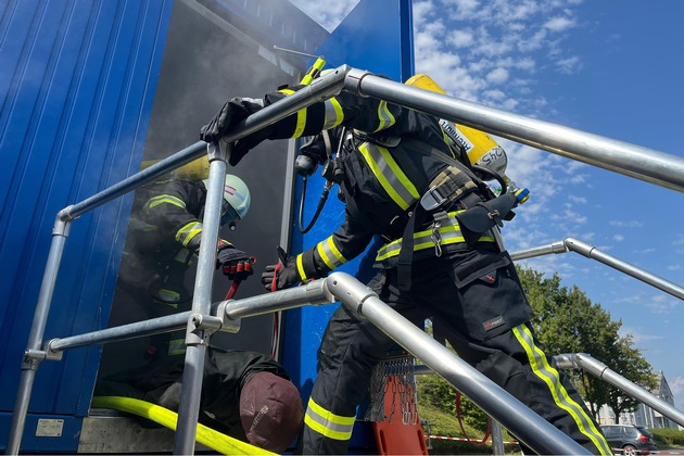 FW Rheingau-Taunus: 348 Feuerwehrleute im echten Feuer ausgebildet