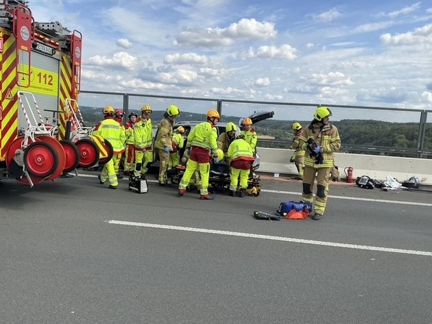 FW Ratingen: Schwerer Verkehrsunfall auf der Ruhrtalbrücke der BAB 52