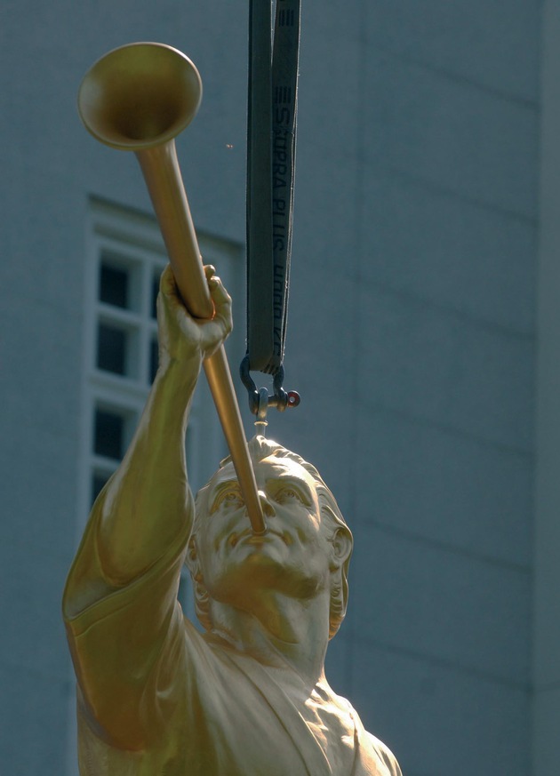 Der Engel ist gelandet - Vier Meter hohe Engel-Statue schmückt seit heute den ältesten Mormonen-Tempel Europas