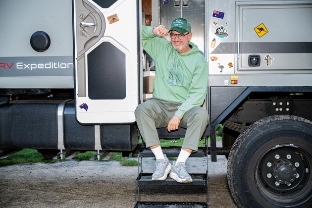 Kopfüber ins Abenteuer. Frank Rosin, Alex Kumptner und Ali Güngörmüs starten ihren "Roadtrip" Down Under - ab Donnerstag, 26. Februar, bei Kabel Eins