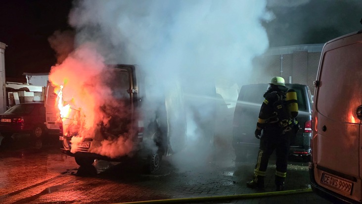 FW Celle: Mehrere Kleintransporter brennen in Westercelle