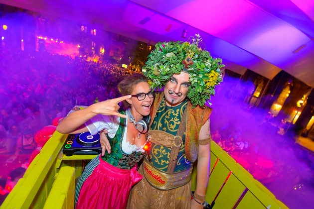 Almdudler Trachtenpärchenball 2012: Hella von Sinnen und Gitta Saxx beim schrägsten Ball seit es Lederhosen gibt - BILD