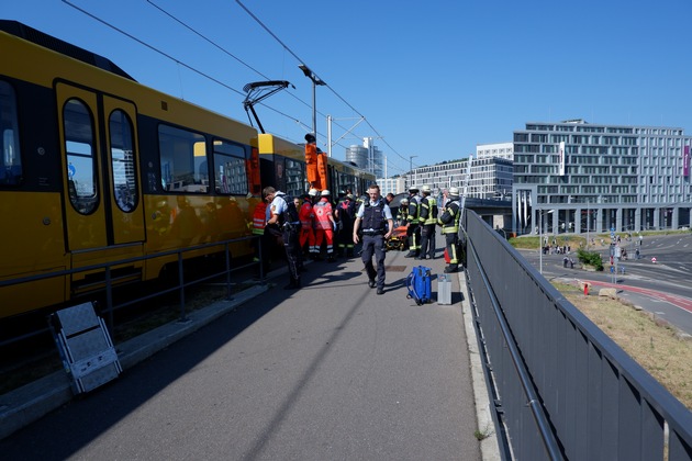 FW Stuttgart: Verkehrsunfall 3 - Person gegen Stadtbahn