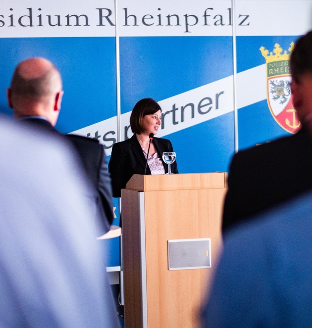 POL-PPRP: Respekt. Bitte! - Staatssekretärin Steingaß zu Besuch im Polizeipräsidium Rheinpfalz