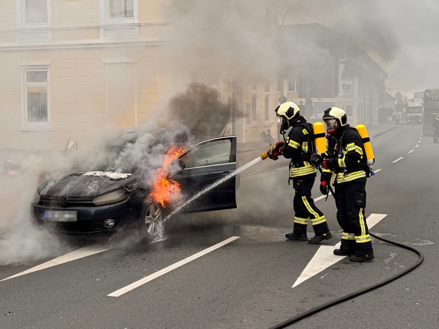 FW-AUR: Auto fängt während der Fahrt Feuer