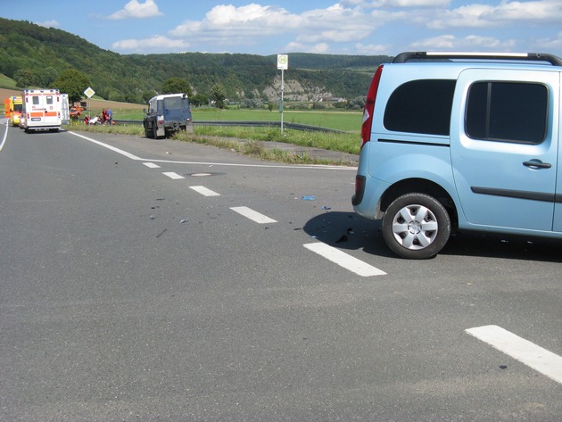 POL-HM: Motorradfahrer lebensgefährlich verletzt - Rettungshubschrauber im Einsatz