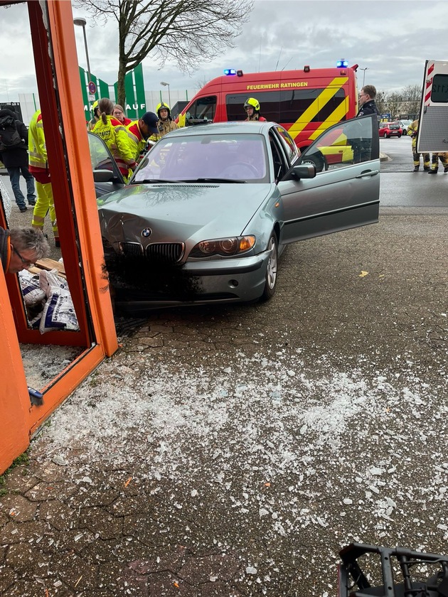 FW Ratingen: Verkehrsunfall - PKW fährt in Geschäftshaus