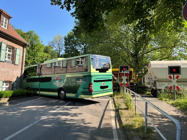 FW Ratingen: Unfall zwischen einem Reisebus und einem Güterzug