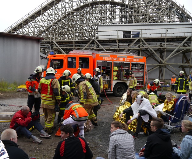 FW-BOT: Großübung von Feuerwehr und Rettungsdienst Bottrop. Übungszenario mit 25 Verletzten.