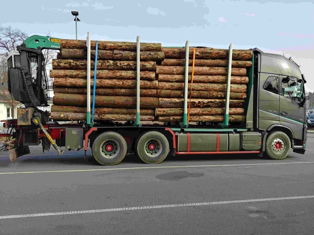 POL-OF: * Überladener Holztransporter - Waage versagte ihren Dienst * Insassen von Mercedes rannten davon * Auseinandersetzung zwischen VW-Fahrern *