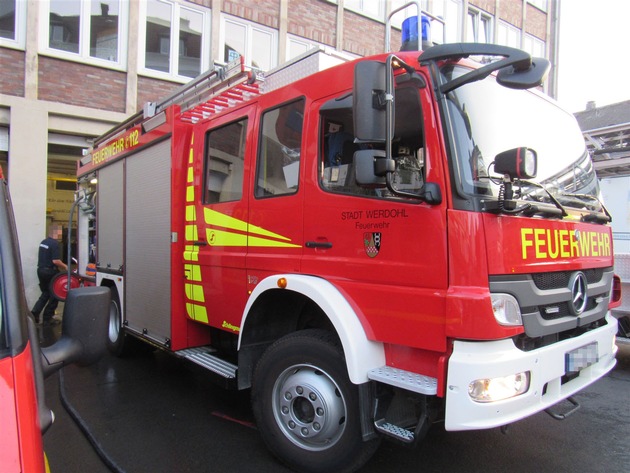 POL-MK: Unbekannte bewerfen Feuerwehrfahrzeug mit Eiern