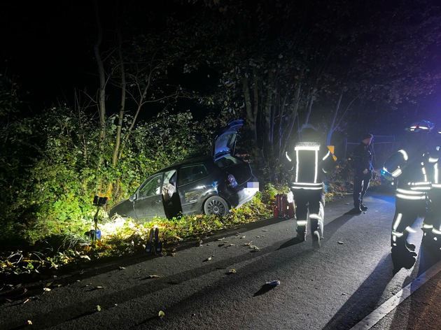 FW-AR: PKW gegen Baum- FW Arnsberg und Ense zusammen im Einsatz