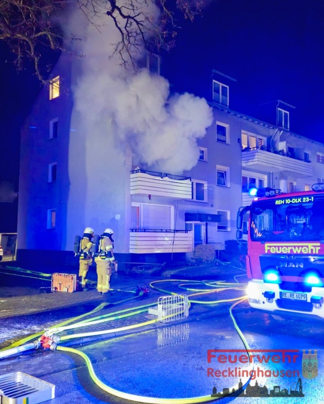 FW-RE: Wohnungsbrand mit Menschenrettung - Wohnung in Vollbrand - eine Person schwer verletzt