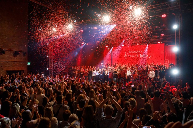 Tosender Applaus für gemeinsamen Auftritt / Michael Patrick Kelly begeistert mit über 100 Sängerinnen und Sängern bei der Rotkäppchen Nacht der Chöre