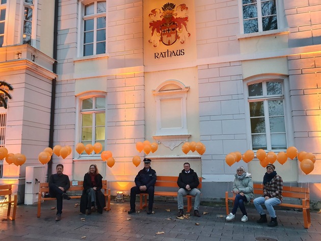POL-BN: Nein zu Gewalt an Frauen - Polizeipräsident Frank Hoever beteiligt sich an der Aktion der Stadt Königswinter