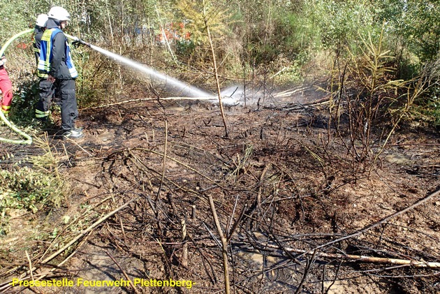 FW-PL: OT-Oestertal. Rund 50 Quadratmeter Grünland brannten. Brand war schnell unter Kontrolle.