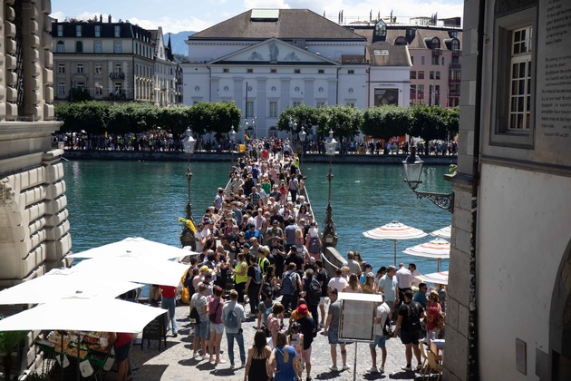 Neuer Guinness Weltrekord aufgestellt: Am Stadtfest Luzern wurde 1&#039;616-mal angestossen