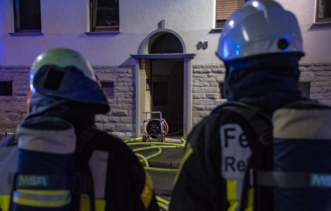 FW-BO: Kellerbrand in einem Mehrfamilienhaus an der Hattinger Straße - Feuerwehr rettet sieben Personen aus verrauchtem Gebäude