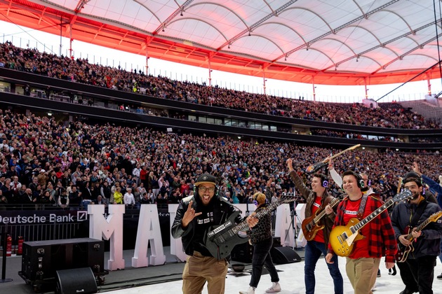 Neuer RID-Weltrekord: »größte live spielende Rockband« musiziert mit 1.231 Bandmitgliedern im Deutsche Bank Park Frankfurt