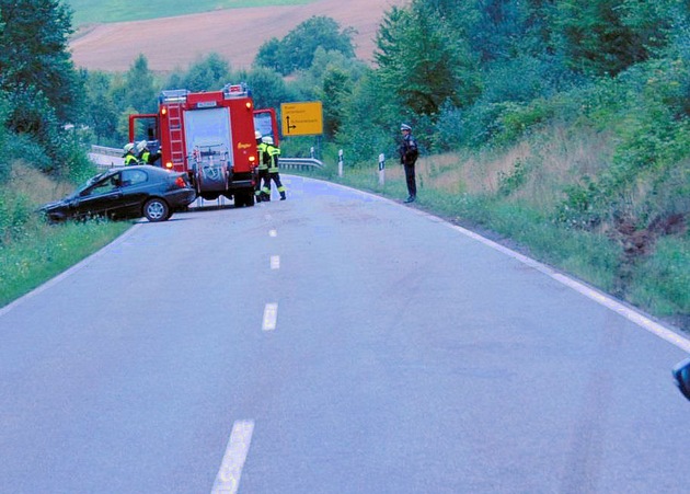 POL-PPWP: Schwedelbach (Kreis Kaiserslautern): Nach Überschlag im Graben gelandet