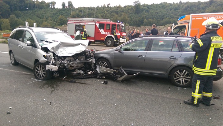 FW-OE: Verkehrsunfall mit vier beteiligten PKW, 1 Fahrer leicht verletzt