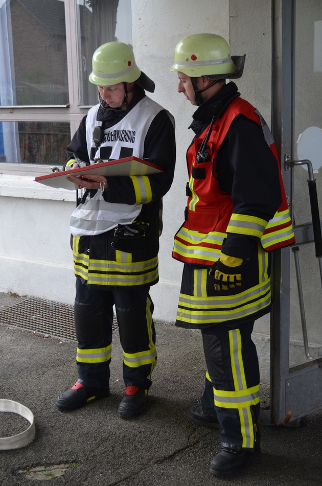 FW-Stolberg: Gemeinschaftsübung der Löschgruppe Werth der Feuerwehr Stolberg und des Löschzuges 42 der Feuerwehr Eschweiler