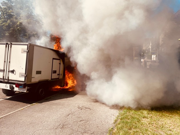 FW-E: Kleintransporter im Essener Südostviertel in Vollbrand